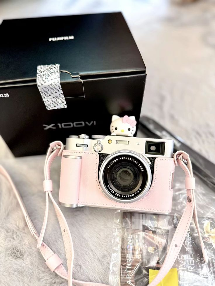 Máy ảnh compact X100VI kèm bao da hồng và dây đeo