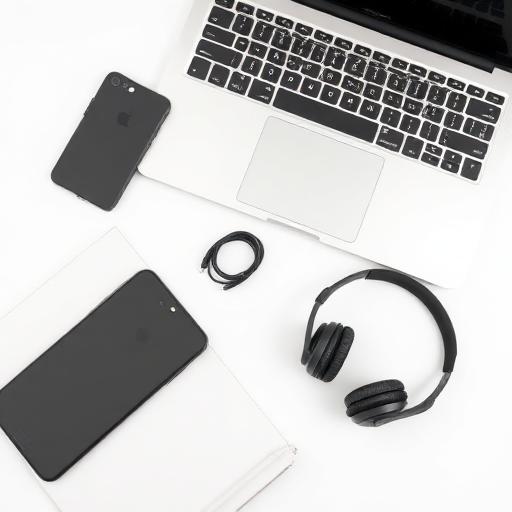 Điện thoại, laptop và tai nghe